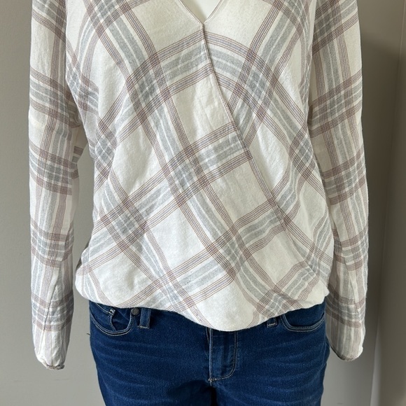 VINCE Plaid Crossover Blouse Long Sleeve Surplice Neck Super Soft Sz S - Picture 7 of 14